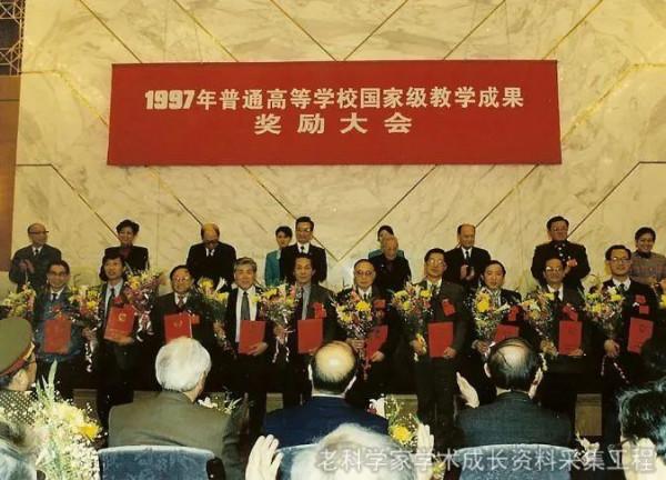 他說做科學工作，是“自討苦吃”，但自己樂在其中