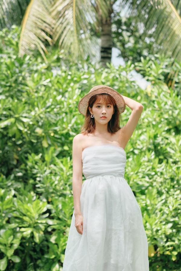 蟬聯兩屆冠軍的李藝彤曬海灘美照,一襲淡黃色長裙,養眼吸睛 蟬聯兩屆冠軍的李藝彤曬海灘美照,一襲淡黃色長裙,養眼吸睛