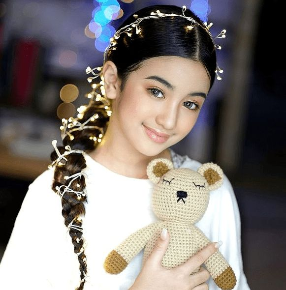 25歲柬埔寨公主：笑容甜美曬中國大學畢業證，站莫尼列身邊真乖巧