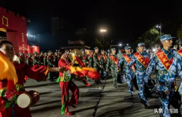 持劍上崗?這樣的操作簡直帥炸了 持劍上崗?這樣的操作簡直帥炸了