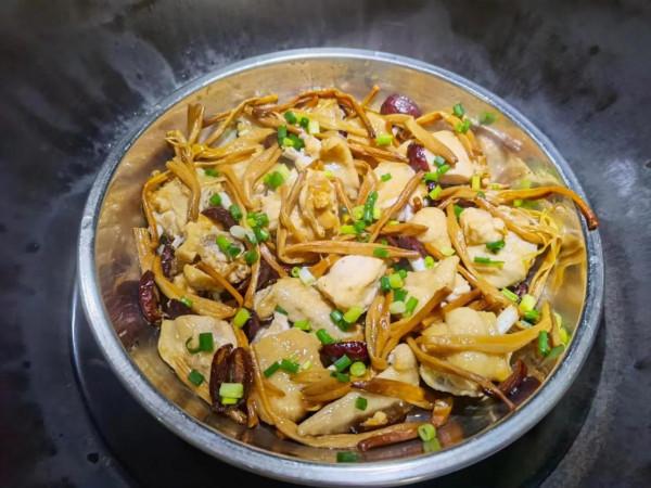 廣東人特愛吃的一道下飯菜,紅棗金針菇蒸雞。你會做嗎? 廣東人特愛吃的一道下飯菜,紅棗金針菇蒸雞。你會做嗎?
