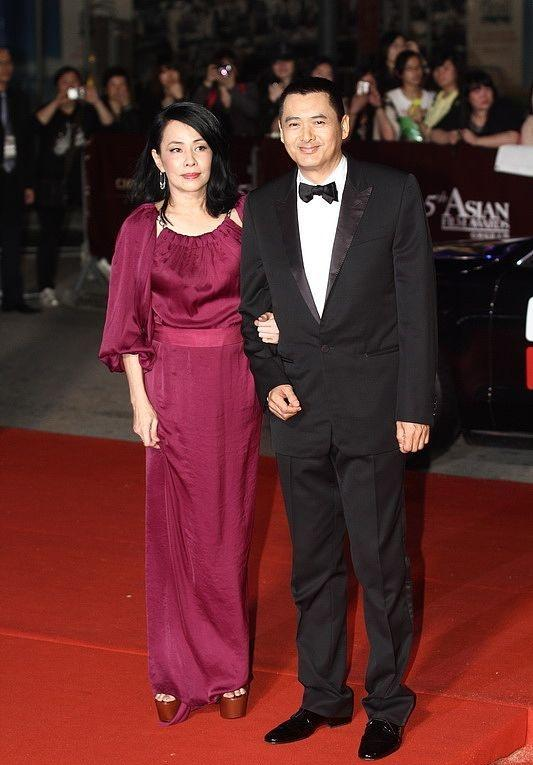 周潤發和陳薈蓮攜手亮相,穿黑色西裝+暗紅色禮服,夫妻默契滿分 周潤發和陳薈蓮攜手亮相,穿黑色西裝+暗紅色禮服,夫妻默契滿分