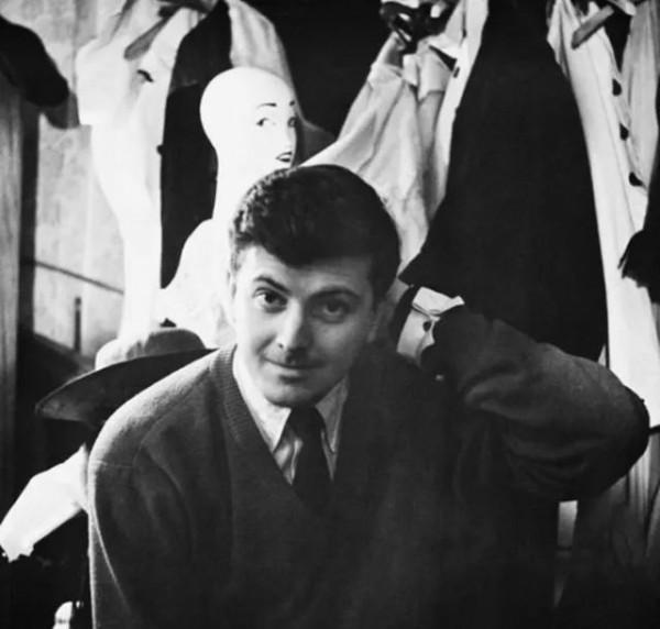 紀梵希有多愛赫本？26歲初見，42年沒名沒分，他一生未娶守護到老