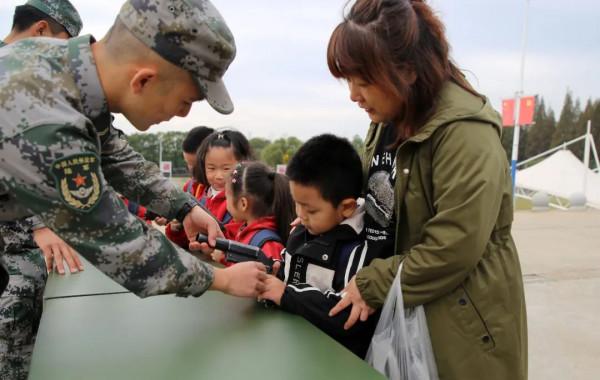 關注|啥情況?軍營裡突然來了一群萌娃 關注|啥情況?軍營裡突然來了一群萌娃