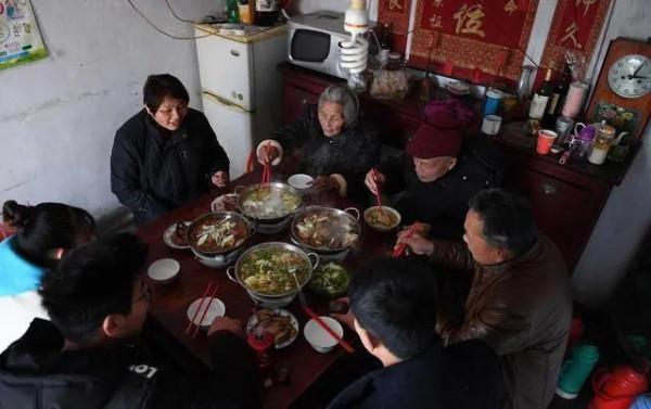 “清明節，我媽忙活一天，卻不給上桌吃飯。”父親：外姓人憑啥吃