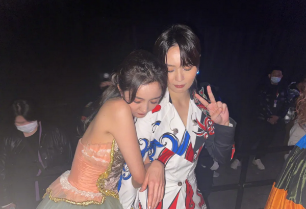 那些藏在跨年夜中的感人時刻！何炅穿過人群擁抱吳昕，整破防了