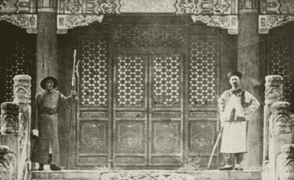 晚清真實老照片，黑地主比小妾高半米，穿“高跟鞋”的慈禧太后