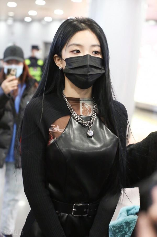 喻言穿黑色針織衫搭配黑色皮裙,一頭黑色長髮柔順 喻言穿黑色針織衫搭配黑色皮裙,一頭黑色長髮柔順