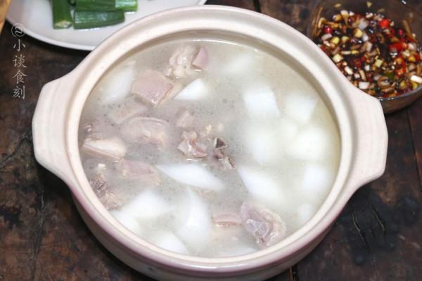 燉羊湯時，開水還是冷水下鍋？區別很大，做錯有羶味湯色不奶白