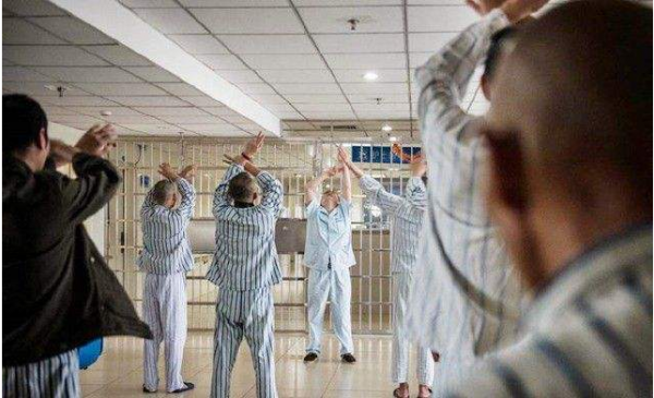 窮小子冒充沙特王子行騙30年，豪車名牌傍身，因一道燻火腿露破綻