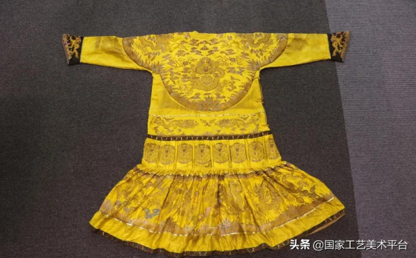 吊打西方的某V某香！工序複雜、材料珍貴，古代的龍袍才是頂級奢侈品！