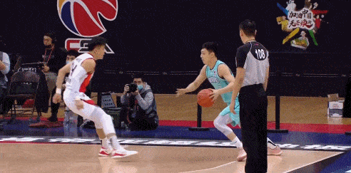 CBA爆發激烈衝突！趙泰隆為隊友出頭撞人，黃榮奇爬起來就想打架