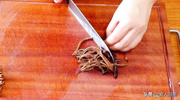 茶樹菇搭配五花肉,炒了一盤下飯菜,一上桌就被家人搶光了 茶樹菇搭配五花肉,炒了一盤下飯菜,一上桌就被家人搶光了