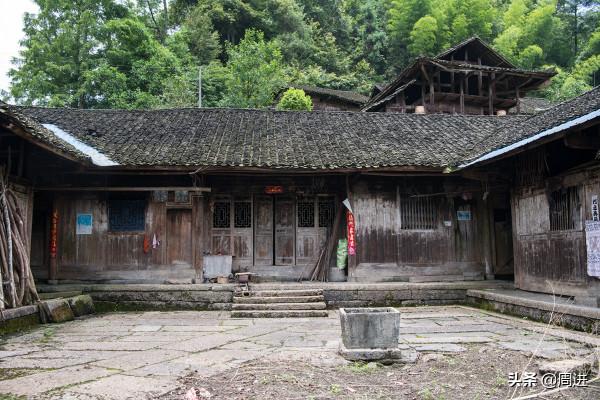 酉陽紅石溪，一座傳統而又美麗的土家山寨，以石頭呈紅色而得名