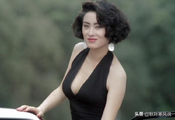 53歲張敏西藏旅遊，紅色服裝很鮮豔，身材與氣質絕佳