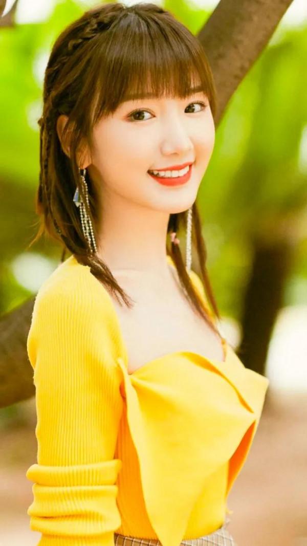 毛曉彤天真無邪，三妮漂亮尤佳