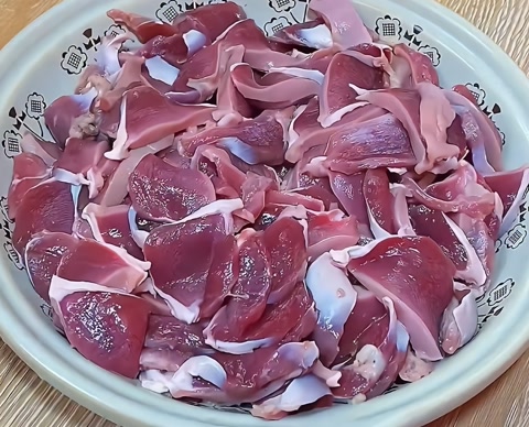 涼拌雞胗比燉的好吃太多了，酸辣開胃，全家誇你是大廚