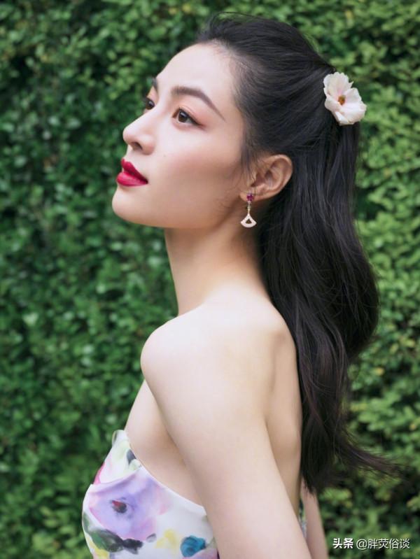 鍾楚曦一襲花瓣抹胸裙，隱藏在花叢中嬌媚動人