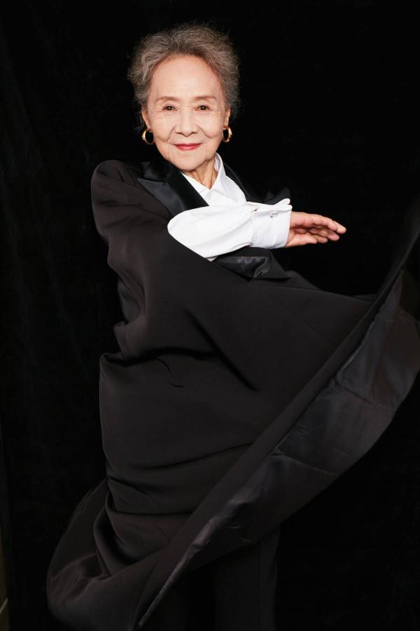 83歲奶奶穿30年前的“舊衣服”，時髦又減齡，網友：突然不怕老了