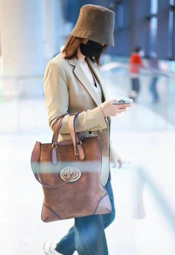 高圓圓不露全臉走機場,顏值狂飆!穿西裝戴帽子變時髦精,年輕了 高圓圓不露全臉走機場,顏值狂飆!穿西裝戴帽子變時髦精,年輕了