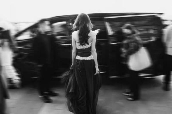 baby一出場就是焦點！穿高定鑽石裙變豪門千金，美貌從不讓人失望