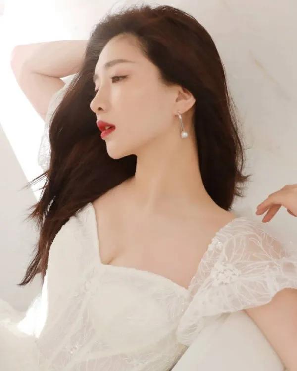 江疏影一襲白裙清秀優雅，美麗大方有氣質