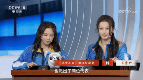 彭小苒：不愧當過主持人，上去不是先看鏡頭，而是瀏覽、熟悉稿子