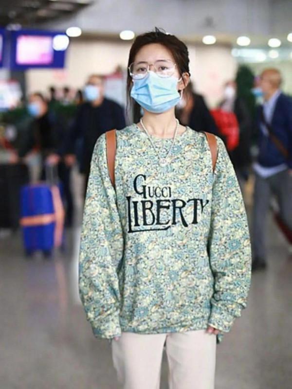 沒有美顏後的趙露思好憔悴，戴口罩難掩疲態