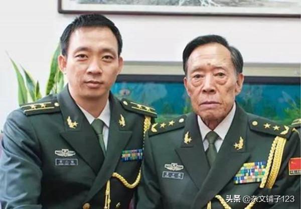 98年他是軍區副司令，卻仍奮戰抗洪一線，生前問兒子：多大官叫大