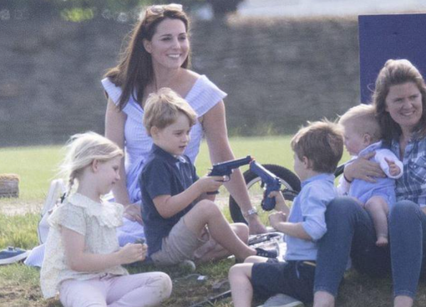 凱特三娃首次走紅毯,喬治緊張夏洛特像超模,遺傳戴安娜美人基因 凱特三娃首次走紅毯,喬治緊張夏洛特像超模,遺傳戴安娜美人基因