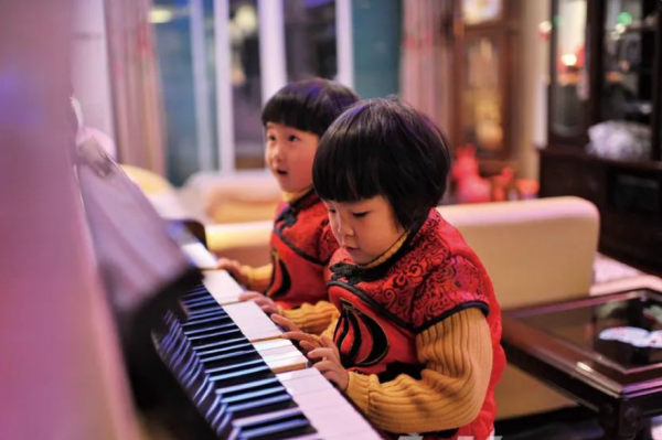 11年前，60歲失獨母親冒死生下雙胞胎，如今一家四口現狀如何？