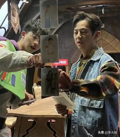 《明偵》拍攝內景曝光，何炅帶頭梳理案情，王鷗大張偉造型太搶鏡