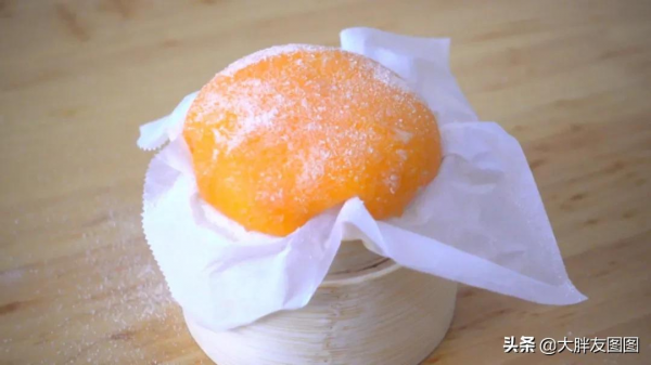 第一眼以為是個柿子，一勺下去，饞哭