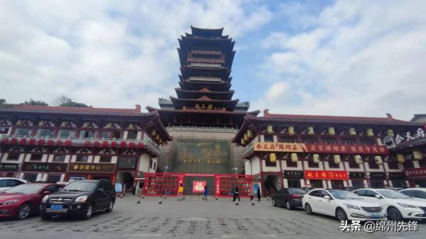 遊客犯難：越王樓下拍個照 酒樓火鍋廣告亂入 咋個搞？