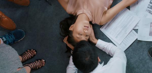 《山村老屍》導演新作，鬼後羅蘭加持，卻依然擺脫不了爛片的命運