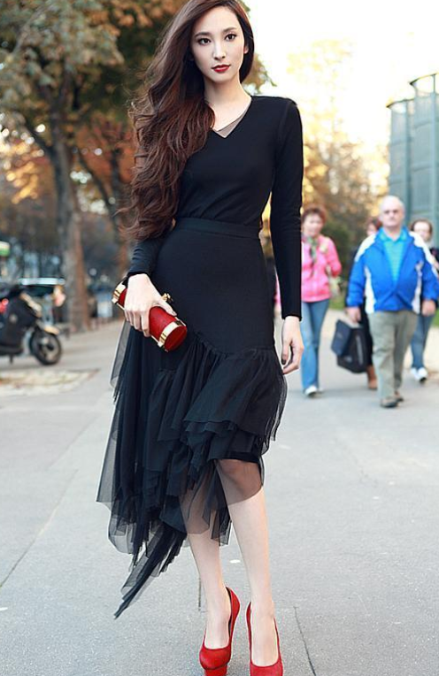 辣媽吳佩慈穿白裙挺養眼，搭配披肩氣場像闊太太，不像生了4個娃