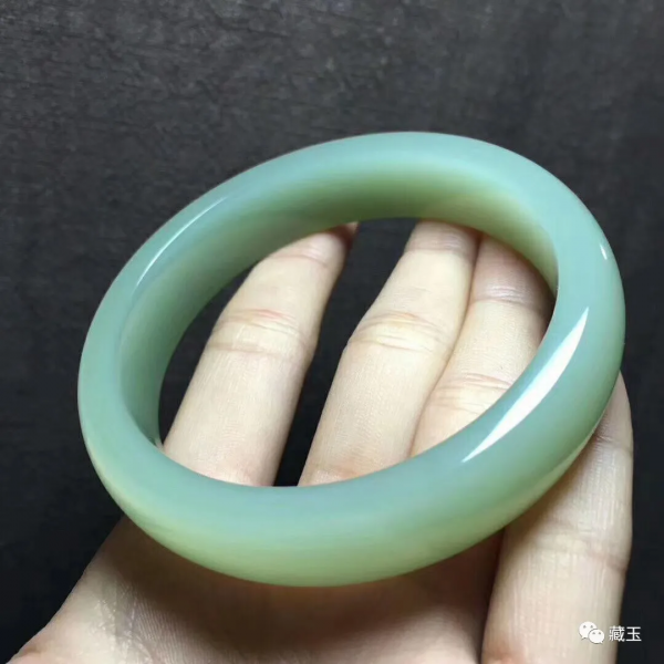 那些極為特殊的和田玉手鐲,誰不想擁有一個 那些極為特殊的和田玉手鐲,誰不想擁有一個