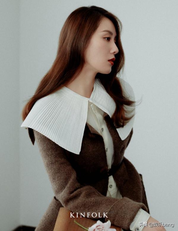 趙麗穎最新雜誌大片曝光,全套高奢上身,卻因髮型遭吐槽 趙麗穎最新雜誌大片曝光,全套高奢上身,卻因髮型遭吐槽