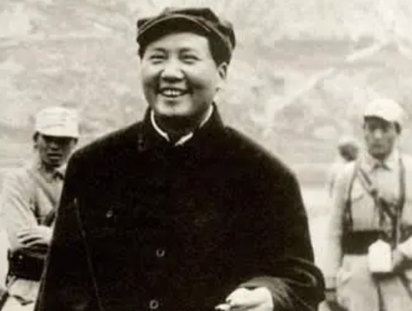 1936年，十歲孩童自稱走過長征，毛主席問誰能證明，他回答：賀龍