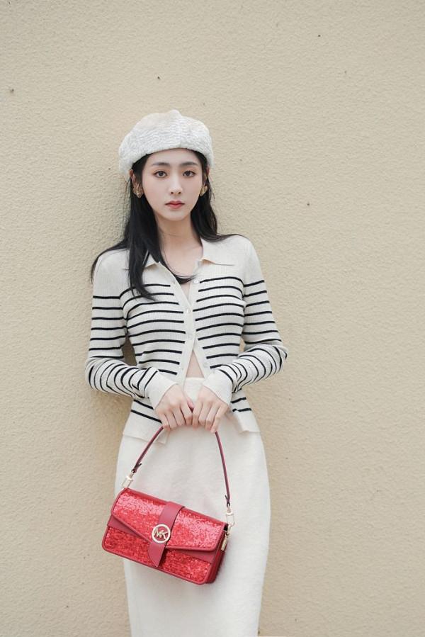 邢菲都市時尚寫真曝光 白色貝雷帽搭配紅色手提包都市感十足