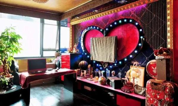 男子對黃顏色特別熱愛,十分痴迷,他的愛好讓人覺得不可思議 男子對黃顏色特別熱愛,十分痴迷,他的愛好讓人覺得不可思議