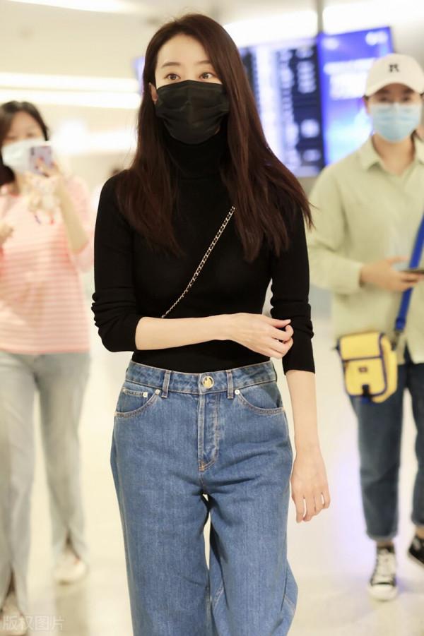 張小斐穿黑色針織衫搭配牛仔褲，長髮披肩不失女人味