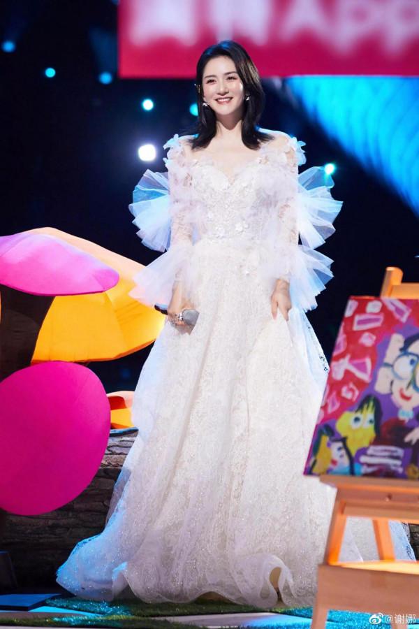 謝娜轉型當歌手，造型變得溫婉賢淑