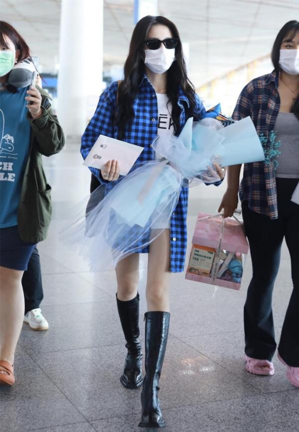 “格紋襯衫”怎麼穿更潮?學徐璐穿“大一號”,輕鬆擺脫路人感 “格紋襯衫”怎麼穿更潮?學徐璐穿“大一號”,輕鬆擺脫路人感