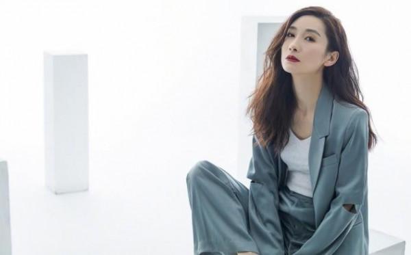 安陵容劇外蛻變大，穿西裝拍全家福女王範十足，老公都被襯得嬌羞