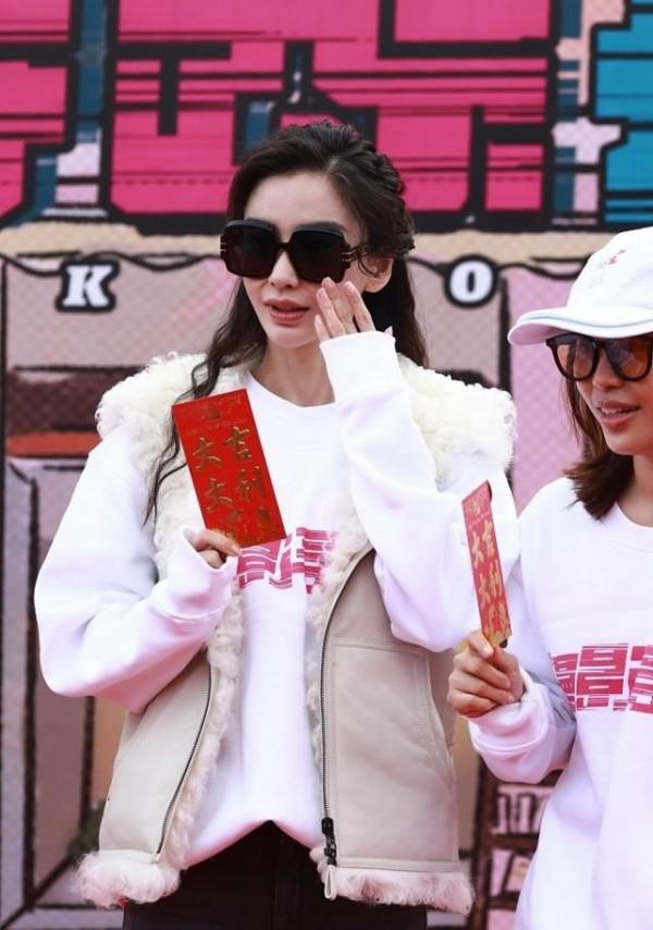 Baby真是瘦得過分了，臉上戴著眼鏡，顯得法令紋更明顯了