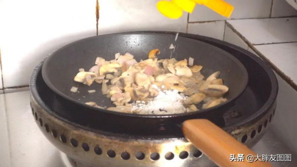 天冷了，煮個酥皮面包湯喝，喝完湯，吃浸滿奶油湯汁的麵包，滿足