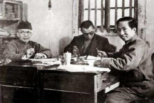 陳毅按約定等人接頭，被一大爺拉住：快跑，偽裝成教書匠逃過一劫