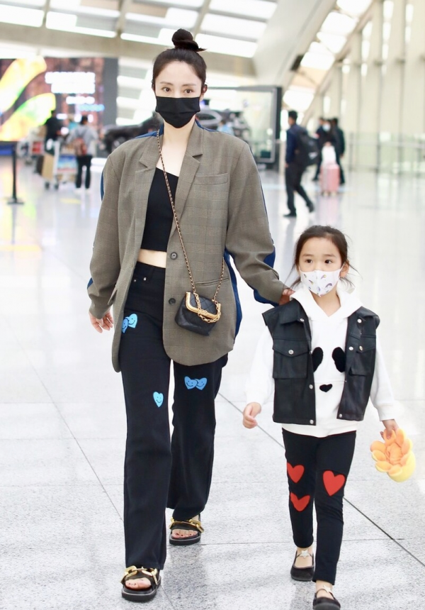 董璇單身後越來越敢穿,西裝配露臍裝真顯嫩,和小酒窩像姐妹 董璇單身後越來越敢穿,西裝配露臍裝真顯嫩,和小酒窩像姐妹