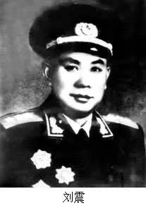 空軍副司令劉震在路途看到歹徒毆打群眾,他問:這是怎麼回事呢? 空軍副司令劉震在路途看到歹徒毆打群眾,他問:這是怎麼回事呢?